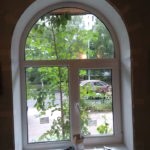 нестандартное пластиковое окно арочной формы в квартире